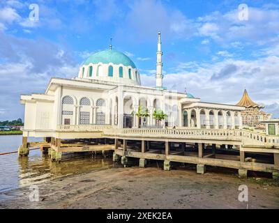 La mosquée indienne unique Kuching, construite sur les eaux de la rivière Sarawak, Malaisie Banque D'Images