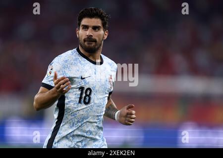 Ruben Neves, du Portugal, regarde le match de l'UEFA Euro 2024 Groupe F entre la Géorgie et le Portugal à l'Arena AufSchalke le 26 juin 2024 à Gelsenkirchen, Allemagne . Banque D'Images