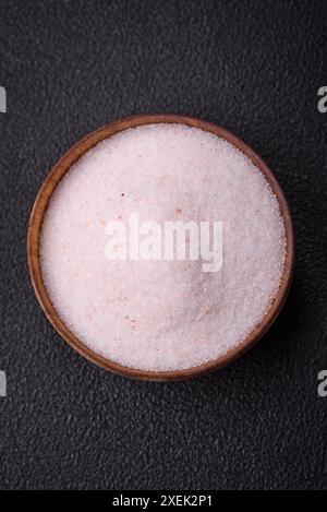 Sel de table rose fin de l'Himalaya dans un bol en céramique Banque D'Images