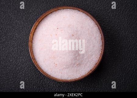 Sel de table rose fin de l'Himalaya dans un bol en céramique Banque D'Images