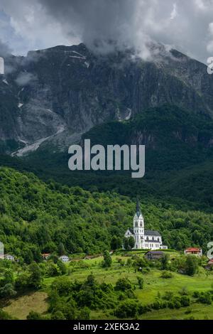 Campagne slovène pittoresque : village de Dreznica avec le mont KRN en arrière-plan Banque D'Images