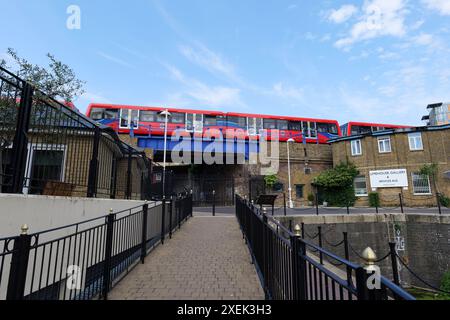 Londres - 06 04 2022 : le train DLR passe sur le pont Mill PL près du bassin de Limehouse Banque D'Images