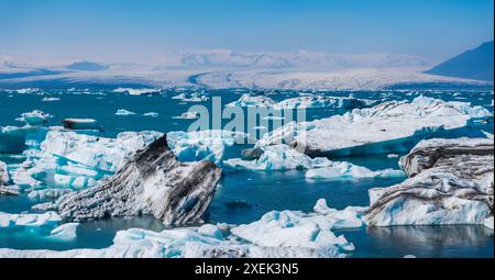 Vue aérienne du paysage glaciaire avec des icebergs dans les eaux cristallines de l'Islande Banque D'Images