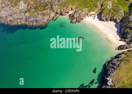 Achmelvich Sutherland Écosse avec le soleil d'été sur la plage de sable blanc et sur la mer verte claire Banque D'Images