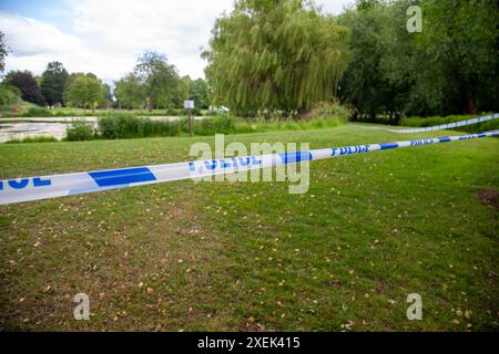 Bourne, Royaume-Uni. 28 juin 2024. Une bande de police restreint l'accès au meurtre d'un homme de 30 ans dans la zone Wellhead de la ville marchande de Bourne, Lincolnshire, Angleterre, Royaume-Uni. Crédit : Jonathan Clarke/Alamy Live News Banque D'Images