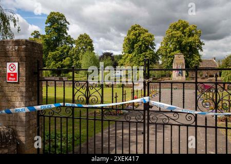 Bourne, Royaume-Uni. 28 juin 2024. Les Memorial Gardens restent fermés pendant que la police enquête sur le meurtre d'un homme de 30 ans dans le quartier Wellhead de la ville marchande de Bourne, Lincolnshire, Angleterre, Royaume-Uni. Crédit : Jonathan Clarke/Alamy Live News Banque D'Images