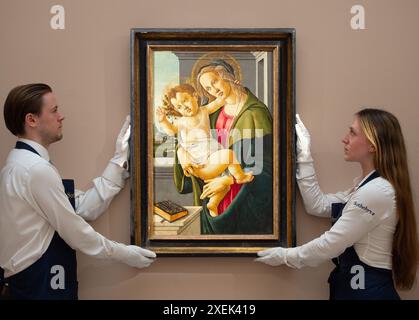 Londres, Angleterre, Royaume-Uni. 28 juin 2024. Les membres du personnel de Sotheby's se tiennent à côté d'un exquis « la Vierge à l'enfant, avec un paysage au-delà » de Botticelli et Studio, estimé à 3 000 000 - 5 000 000 GBP, lors de l'appel photo pour Sotheby's Old Masters Sale à Londres. (Crédit image : © Thomas Krych/ZUMA Press Wire) USAGE ÉDITORIAL SEULEMENT! Non destiné à UN USAGE commercial ! Banque D'Images