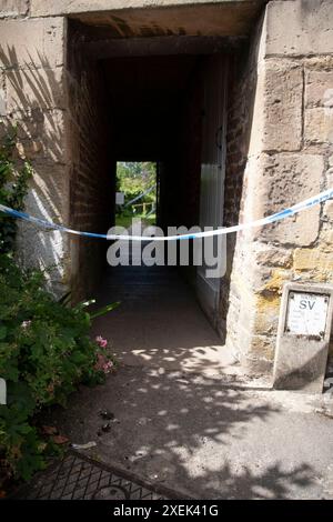 Bourne, Royaume-Uni. 28 juin 2024. Une bande de police restreint l'accès au meurtre d'un homme de 30 ans dans la zone Wellhead de la ville marchande de Bourne, Lincolnshire, Angleterre, Royaume-Uni. Crédit : Jonathan Clarke/Alamy Live News Banque D'Images