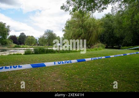 Bourne, Royaume-Uni. 28 juin 2024. Une bande de police restreint l'accès au meurtre d'un homme de 30 ans dans la zone Wellhead de la ville marchande de Bourne, Lincolnshire, Angleterre, Royaume-Uni. Crédit : Jonathan Clarke/Alamy Live News Banque D'Images