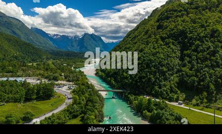 Vue aérienne panoramique de la rivière Soca et des montagnes près de Bovec, Slovénie Banque D'Images