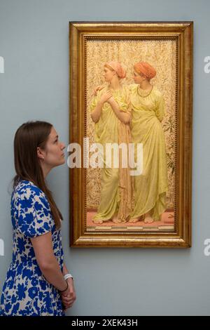 Londres, Angleterre, Royaume-Uni. 28 juin 2024. Un membre du personnel de Sotheby's se tient à côté de « Topaz » d'Albert Joseph Moore, estimé à 600 000 à 900 000 GBP, lors de l'appel photo pour la vente de Sotheby's Old Masters à Londres. (Crédit image : © Thomas Krych/ZUMA Press Wire) USAGE ÉDITORIAL SEULEMENT! Non destiné à UN USAGE commercial ! Banque D'Images