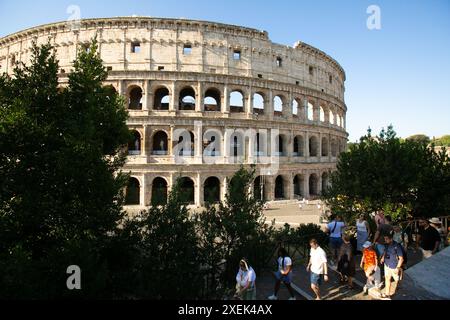 Rome, Italie. 28 juin 2024. Les gens passent devant le Colisée à Rome, Italie, le 28 juin 2024. Crédit : Li Jing/Xinhua/Alamy Live News Banque D'Images