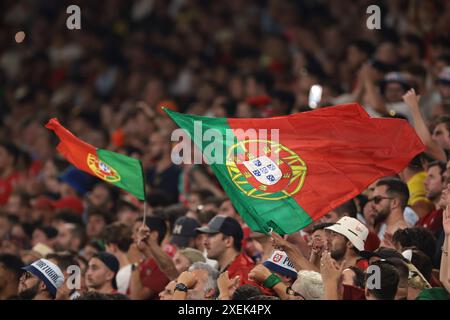 Gelsenkirchen, Allemagne. 26 juin 2024. Les supporters portugais brandissent des drapeaux nationaux lors du match des Championnats d'Europe de l'UEFA à l'Arena Aufschalke, Gelsenkirchen. Le crédit photo devrait se lire : Jonathan Moscrop/Sportimage crédit : Sportimage Ltd/Alamy Live News Banque D'Images