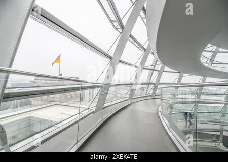 Vue intérieure à l'intérieur du dôme de verre futuriste du Reichstag, montrant la passerelle en spirale et la lumière du jour filtrant à travers. Berlin, Allemagne Banque D'Images