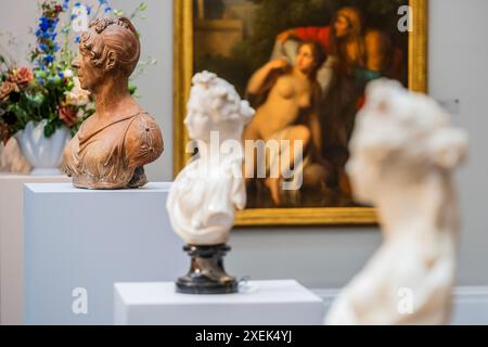 Londres, Royaume-Uni. 28 juin 2024. Les œuvres, y compris les sculptures, obtiennent un dernier contrôle - Un aperçu des ventes de Old Masters à la galerie Sotheby's New Bond Street. Les enchères ont lieu le 03 juillet. Crédit : Guy Bell/Alamy Live News Banque D'Images