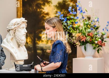 Londres, Royaume-Uni. 28 juin 2024. Les œuvres, y compris les sculptures, obtiennent un dernier contrôle - Un aperçu des ventes de Old Masters à la galerie Sotheby's New Bond Street. Les enchères ont lieu le 03 juillet. Crédit : Guy Bell/Alamy Live News Banque D'Images