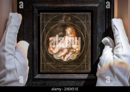 Londres, Royaume-Uni. 28 juin 2024. Joachim Anthonisz. Wtewael, Homo bulla : an allégory of the Transience of Life, 16th/17th Century, est £150,000-250 000 - Un aperçu de la vente en soirée Old Masters à la galerie Sotheby's New Bond Street. La vente aux enchères a lieu le 03 juillet. Crédit : Guy Bell/Alamy Live News Banque D'Images