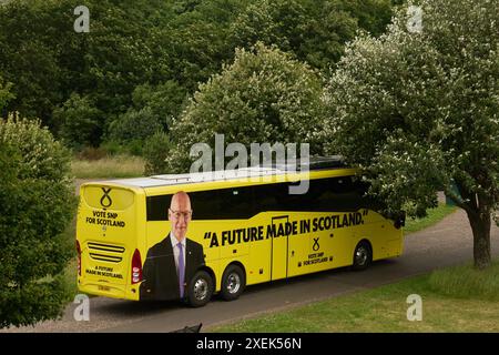 Édimbourg Écosse, Royaume-Uni 28 juin 2024. Le leader du SNP et premier ministre John Swinney avec la vice-première ministre Kate Forbes, des candidats et des militants du SNP à Calton Hill pour lancer la dernière semaine de campagne du SNP. crédit sst/alamy live news Banque D'Images