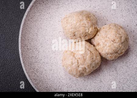 Délicieux escalopes de poulet à la vapeur ou boulettes de viande hachées. Plat alimentaire Banque D'Images