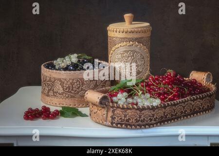 Nature morte avec des groseilles dans des paniers sur une table Banque D'Images