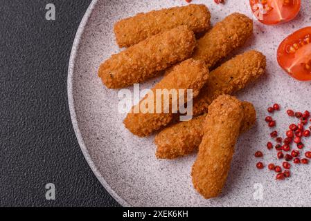 Délicieux bâtonnets de fromage croustillants avec mozzarella Banque D'Images