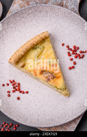 Délicieuse quiche croustillante coupée en tranches avec du fromage Banque D'Images