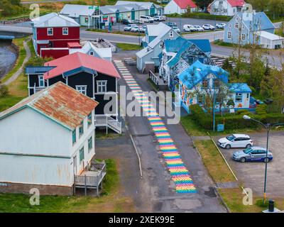 La célèbre route arc-en-ciel de Seydisfjordur avec des bâtiments islandais autour montrent des murs peints. Banque D'Images