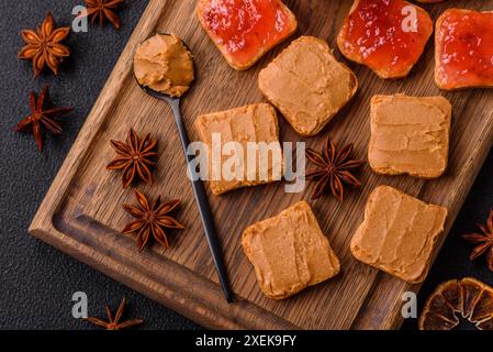 Délicieux sandwichs nutritifs avec beurre d'arachide, confiture de fraises Banque D'Images