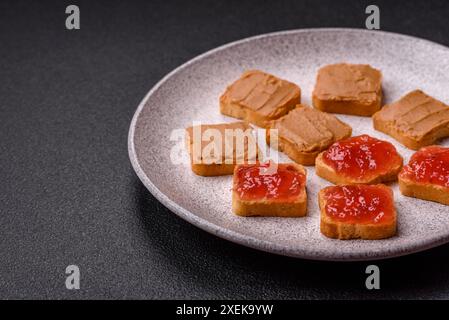 Délicieux sandwichs nutritifs avec beurre d'arachide, confiture de fraises Banque D'Images