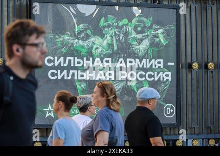 Bannière médiatique à l'appui de l'armée russe dans la rue de la ville Banque D'Images