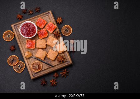 Délicieux sandwichs nutritifs avec beurre d'arachide, confiture de fraises Banque D'Images