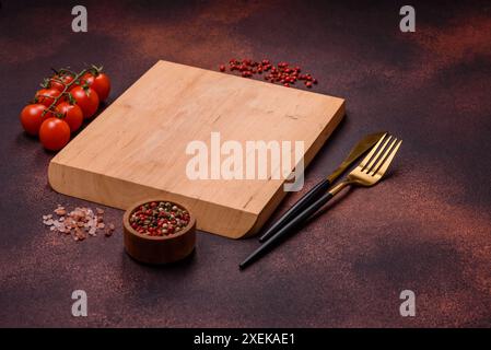 Planche à découper rectangulaire vide en bois sur fond de béton texturé Banque D'Images