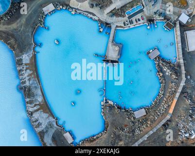 Vue aérienne du lagon bleu en Islande. Le SPA le plus célèbre et populaire en Islande. Banque D'Images