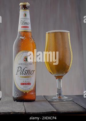 Mansfield, Nottingham, Royaume-Uni, 27 juin 2024 : image de produit studio de Rhenibacher Premium Pilsner Lager dans une bouteille et un verre. Banque D'Images