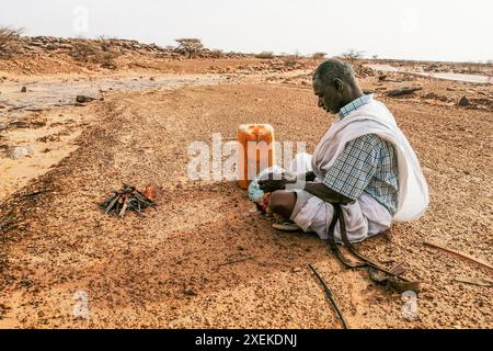 Mauritanie, environs de M'Hareth, homme préparant le thé au bord d'une piste Banque D'Images