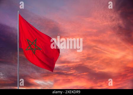 Drapeau national marocain rouge flattes tissu de soie contre le ciel, étoile à cinq branches, bâtiment du gouvernement, jour de l'indépendance, commerce mondial, affaires et cou Banque D'Images