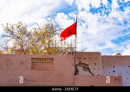 Drapeau national marocain rouge flattes tissu de soie contre le ciel, étoile à cinq branches, bâtiment du gouvernement, jour de l'indépendance, commerce mondial, affaires et cou Banque D'Images