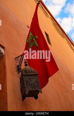 Drapeau national marocain rouge flattes tissu de soie contre le ciel, étoile à cinq branches, bâtiment du gouvernement, jour de l'indépendance, commerce mondial, affaires et cou Banque D'Images