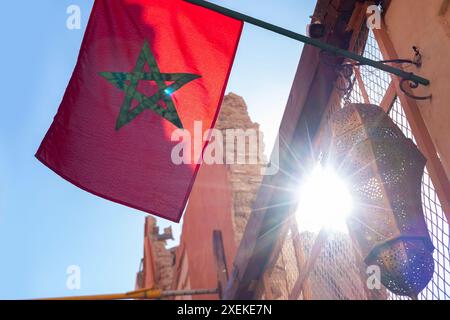 Drapeau national marocain rouge flattes tissu de soie contre le ciel, étoile à cinq branches, bâtiment du gouvernement, jour de l'indépendance, commerce mondial, affaires et cou Banque D'Images