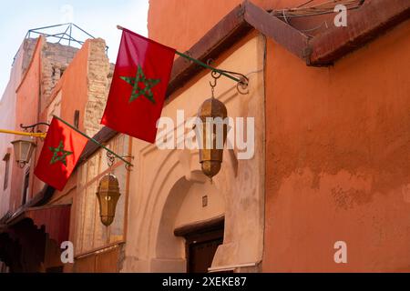 Drapeau national marocain rouge flattes tissu de soie contre le ciel, étoile à cinq branches, bâtiment du gouvernement, jour de l'indépendance, commerce mondial, affaires et cou Banque D'Images