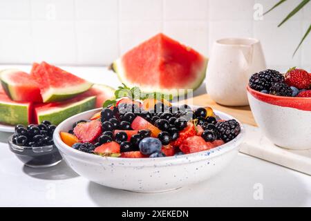 Salade de baies de fruits d'été avec perles de tapioca. Salade rafraîchissante saine avec pastèque, fraise, myrtille et boules de thé à bulles, sur onglet blanc Banque D'Images