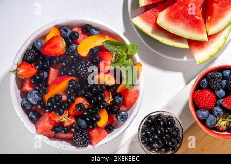 Salade de baies de fruits d'été avec perles de tapioca. Salade rafraîchissante saine avec pastèque, fraise, myrtille et boules de thé à bulles, sur onglet blanc Banque D'Images