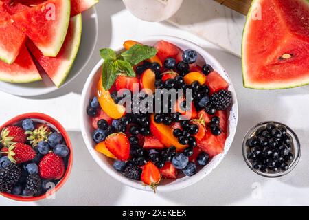 Salade de baies de fruits d'été avec perles de tapioca. Salade rafraîchissante saine avec pastèque, fraise, myrtille et boules de thé à bulles, sur onglet blanc Banque D'Images