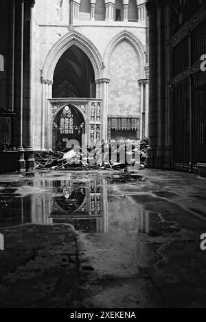 York, Royaume-Uni, 9 juillet 1984 : bois calciné sur le toit du transept Sud suite à l'incendie de York Minster. Crédit : Terry Murden / DB Media services / Alamy Banque D'Images