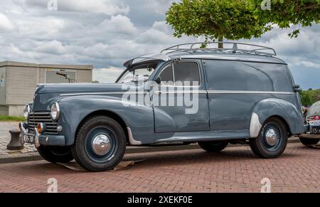 Lelystad, pays-Bas, 16.06.2024, vue latérale de la voiture familiale classique Peugeot 203 de 1953 lors de la Journée nationale du vieux chronomètre Banque D'Images