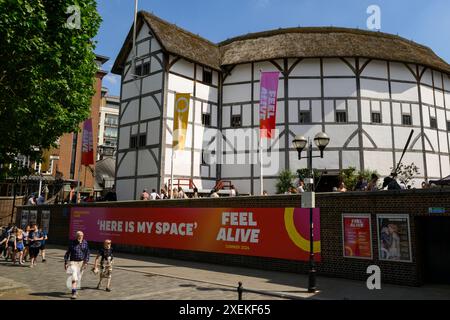 Shakespeare's Globe est une reconstruction du théâtre original Elizabethan Globe Theatre. Shakespeare's Globe Theatre, New Globe Walk, Londres, Royaume-Uni. 20 juin 25 Banque D'Images