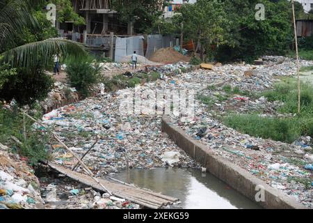 Dhaka, Bangladesh - 28 juin 2024 : gaspillage de matières plastiques et de produits chimiques toxiques provenant d'usines mourantes déversées dans un canal à Uttar Manda à Dhaka, Bangla Banque D'Images