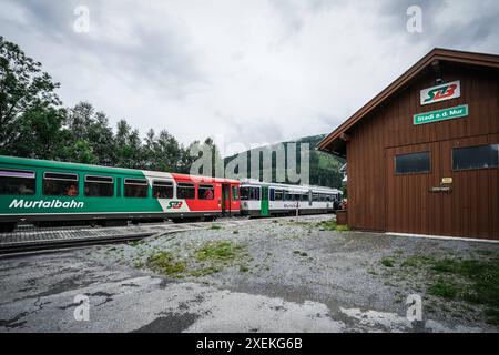 Stadl an der mur, Steiermark, Österreich, Europa, Murtalbahn, Steiermärkische Landesbahnen, Schmalspurbahn, Bahnstation, Bahnhofsgebäude, Bahnsteig, Eisenbahn, Regionalverkehr, Zug, Bahnlinie, öffentlicher Verkehr, Bahnnetz, Transportmittel, Eisenbahninfrastruktur, Zugsverbindung, Reisemöglichkeiten, Steirische Eisenbahn, ländliche Gegend, Gebirgslandschaft, Schienenverkehr, Bahnfahrt, Zugstrecke, Personenverkehr, Bahnhaltestelle, Fahrgäste, Pendler, Tourismus, Mobilität, öffentlicher transport. *** Stadl an der mur, Styrie, Autriche, Europe, Murtalbahn, Steiermärkische Landesbahnen, étroit-gau Banque D'Images