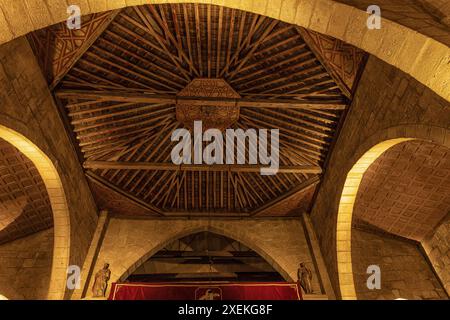 Vue détaillée du plafond en bois complexe à l'intérieur de la basilique de Santa Eulalia à Mérida, Espagne. Banque D'Images