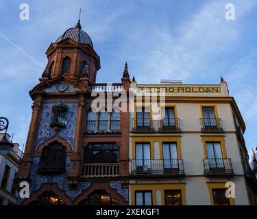 Séville, Espagne. 4 février 2024 - le bâtiment historique Pedro Roldan contre le ciel bleu du matin Banque D'Images